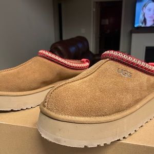 Size 9 women’s Ugg Tazz Platform